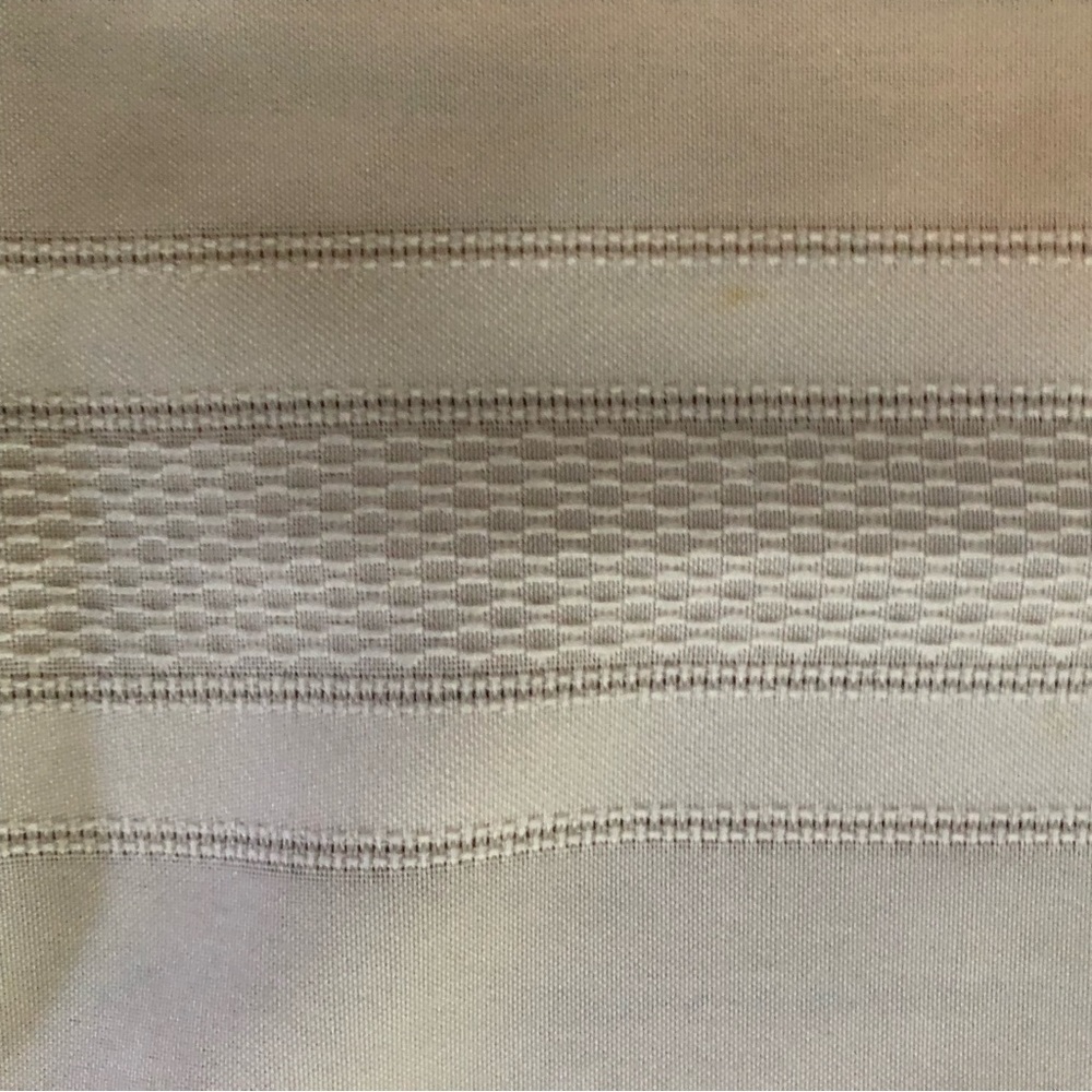 Beautiful Vintage Tablecloth with simple elegant classic raised pattern - Picture 8 of 10